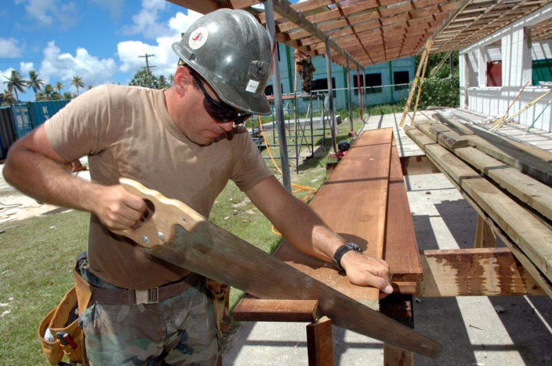 ebeniste-NICE-min_worker_construction_building_carpenter_male_job_build_helmet-893290